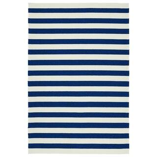 Handmade Indoor/ Outdoor Getaway Navy Stripes Rug (5' x 7'6)