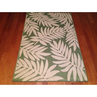 Indoor/ Outdoor Green Floral Area Rug (6'5"x 9'2")