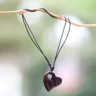 Handcrafted Sono Wood 'Gianyar Sweetheart' Necklace (Indonesia)