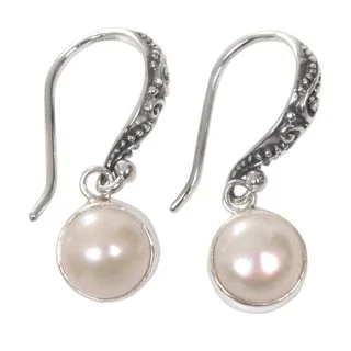 Handcrafted Sterling Silver 'Purity of Moonlight' Cultured Freshwater Pearl Earrings (8 mm) (Indonesia)