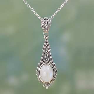 Handcrafted Sterling Silver 'Moonlight Radiance' Rainbow Moonstone Necklace (India)