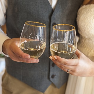 'Hubby and Wifey' 19.25-ounce Gold Rim Stemless Wine Glasses (Set of 2)