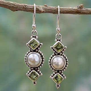 Handcrafted Sterling Silver 'Vernal Allure' Cultured Pearl Peridot Earrings (7 mm) (India)