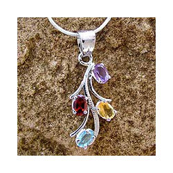 Garnet and Citrine 'Summer Promise' Floral Necklace (India)