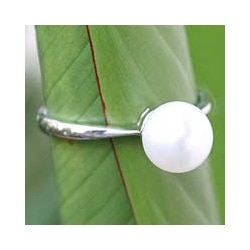 Sterling Silver 'Moondrop' Pearl Solitaire Ring (Thailand)