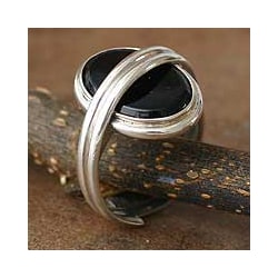 Sterling Silver 'In Your Arms' Onyx Solitaire Ring (Peru)