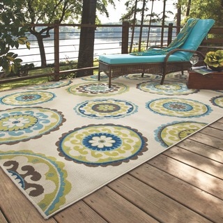 Ivory/ Green Outdoor Area Rug (6'7 x 9'6)