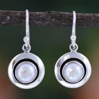 Handmade Sterling Silver Jaipur Magic Moon Pearl Dangling Style Earrings (7 mm) (India)