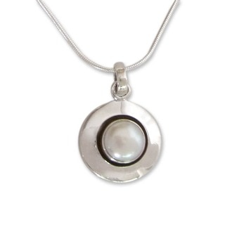 Handmade Sterling Silver Jaipur Magic Moon Pearl Snake Style Pendant Necklace (8 mm) (India)