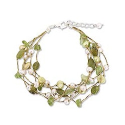 Handcrafted Sterling Silver Peridot and Pearl Cloud Forest Beaded Style Bracelet (4-7 mm) (Thailand)