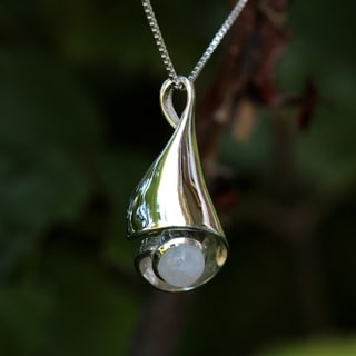 Sterling Silver Round Moonstone Temporary Design Necklace (Thailand)