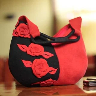 Handcrafted Wool 'Rose of Tarma' Baguette Handbag (Peru)
