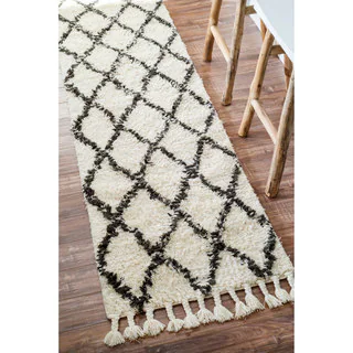 nuLOOM Hand-knotted Moroccan Trellis Natural Shag Wool Runner Rug (2'8 x 12')