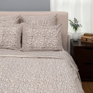 Handmade Taupe Chain Pattern Twin-sized Quilt (India)