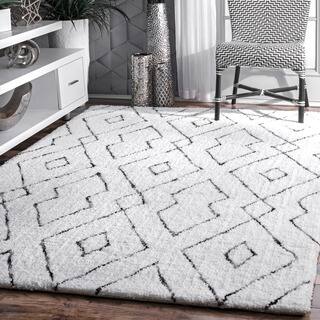 nuLOOM Handmade Soft and Plush Diamond Lattice Shag White Rug (7'6 x 9'6)