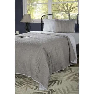 Rizzy Home Gracie Grey Quilt