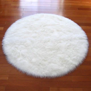 Snowy White Polar Bear Faux-fur Round Rug (4'7 Round)