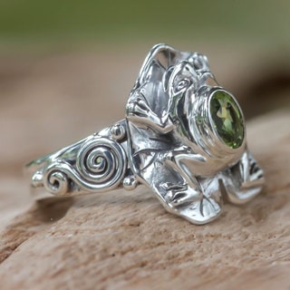 Handcrafted Sterling Silver 'Green Rainforest Frog' Peridot Ring (Indonesia)