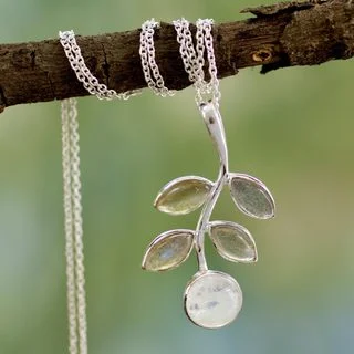 Handmade Sterling Silver 'Iridescent Leaves' Labradorite Rainbow Moonstone Necklace (India)