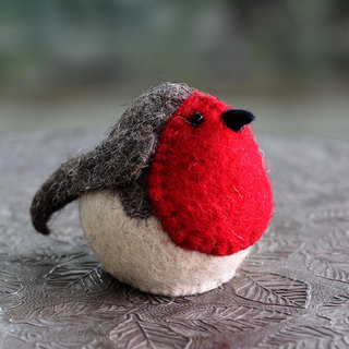 Handcrafted Wool 'Robin Delight' Tree Top Ornament (India)