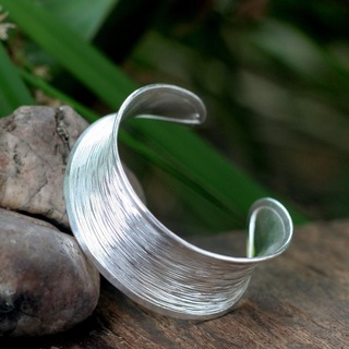 Handmade Sterling Silver Luminous Thai White Textured Finish Cuff Bracelet (Thailand)