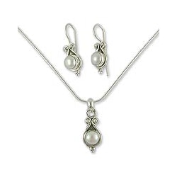 Handmade Sterling Silver 'Honesty' Pearl Jewelry Set (India)