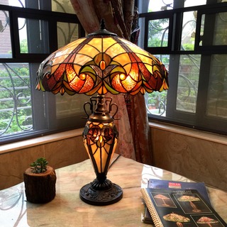 Tiffany-style Victorian Lighted Base Table Lamp