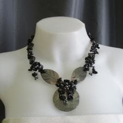 Handmade Onyx Cluster with Pearl and MOP Leaf Necklace (5-9 mm) (Philippines)