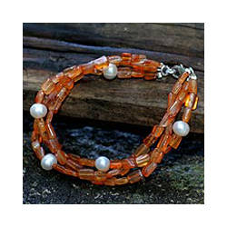 Handcrafted Carnelian 'Warmth' Pearl Bracelet (7.5 mm) (Thailand)