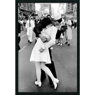 Alfred Eisenstaedt 'Kissing on VJ Day - Times Square' Framed Art Print with Gel Coated Finish