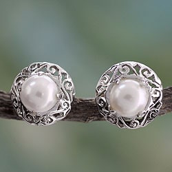 Sterling Silver 'Royal Reminiscence' Pearl Earrings (7 mm) (India)