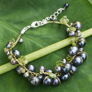 Handcrafted Peridot and Pearl 'Grey Mist' Bracelet (3-9 mm) (Thailand)