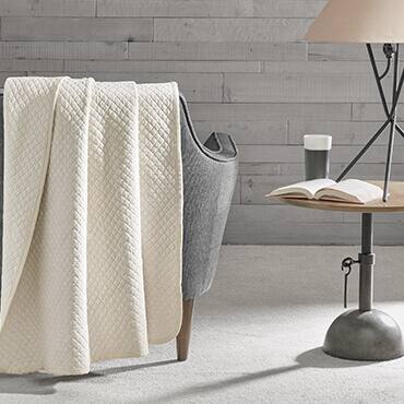 Cotton heathered quilted jesey knit throw in cream